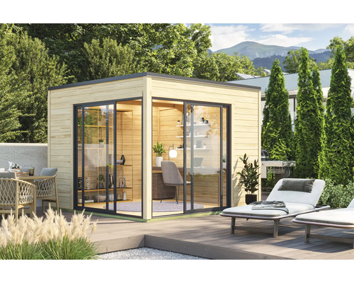 Gartenhaus Outdoor Life Palermo 3 inkl. Fußboden 300 x 302,5 cm natur Modernes Gartenhaus mit Schiebetüren aus Glas und Holzwänden, eingerichtet als Büro mit Schreibtisch und Regalen, umgeben von Gartenmöbeln und Pflanzen