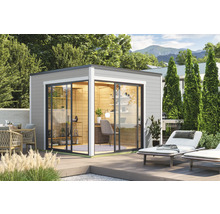 Modernes Gartenhaus mit Schiebetüren und Büroeinrichtung