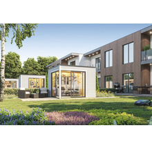 Gartenlandschaft mit Gartenhäusern, Rasen und Gartenmöbeln