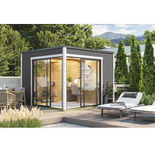 Modernes Gartenhaus mit Schiebetüren und Terrasse im Garten