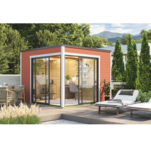 Modernes Gartenhaus mit Schiebetüren und Außenterrasse in einem grünen Garten.