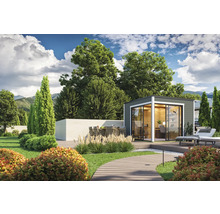 Garten mit Gartenhaus, Terrasse, Gartenmöbeln und Pflanzen für einen hellen, organisierten Eindruck