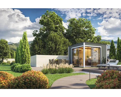 Garten mit Gartenhaus, Terrasse, Gartenmöbeln und Pflanzen für einen hellen, organisierten Eindruck