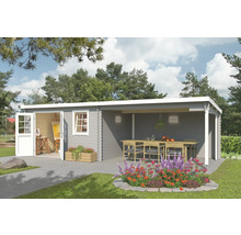 Gartenhaus mit überdachter Terrasse, Tisch und Stühlen sowie geöffneten Türen zu einem Innenraum mit Staffelei