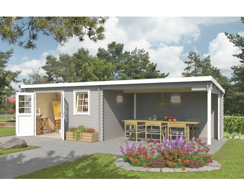Gartenhaus Outdoor Life Reno inkl. Dachanbau mit Rückwand 780 x 313,9 cm hellgrau Gartenhaus mit überdachter Terrasse, Tisch und Stühlen sowie geöffneten Türen zu einem Innenraum mit Staffelei