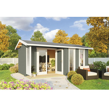 Gartenhaus mit geöffneten Doppeltüren, Fenstern und Gartenmöbeln im Aussenbereich.