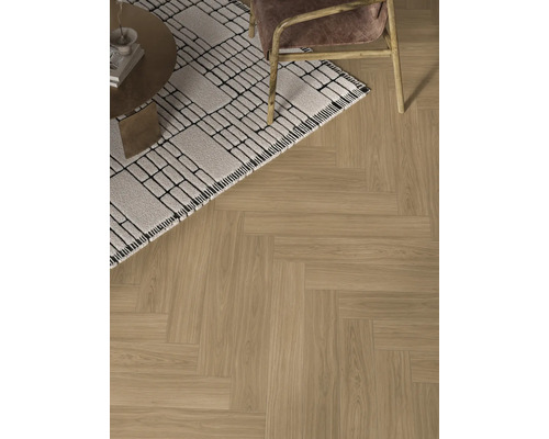 Sol avec tapis, chaise et table