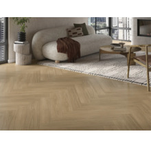 Salon avec parquet clair à chevrons, canapé et tapis