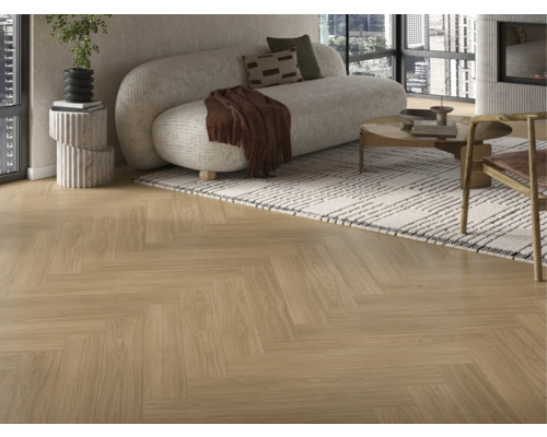 Salon avec parquet clair à chevrons, canapé et tapis