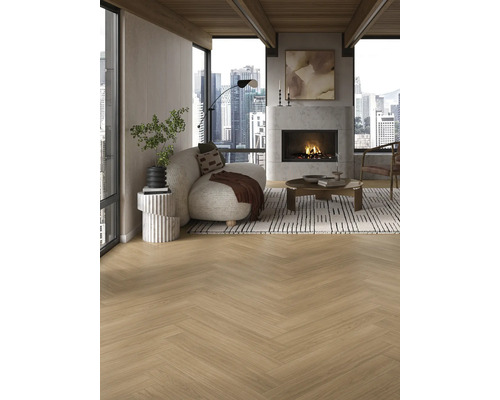 Espace de vie lumineux avec parquet à chevrons, cheminée et vue sur la ville.