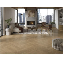 Salon lumineux avec parquet en chevrons, cheminée et grandes fenêtres avec vue sur la ville