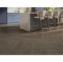 Küchenszene mit Fischgrät-Designboden und Barhockern