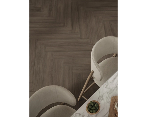 Ansicht von oben auf einen Boden mit Fischgrätmuster, Stühle und einen Tisch