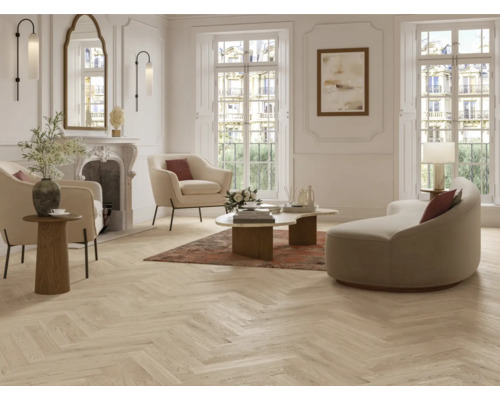 Helles Wohnzimmer mit Parkettboden, Sesseln, Sofa, Couchtisch und Kamin