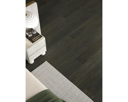 Vue d''une pièce avec un revêtement de sol en parquet de bois foncé.