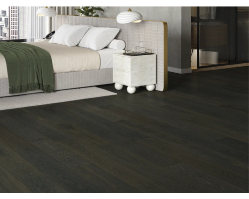 Chambre avec plancher en bois foncé.