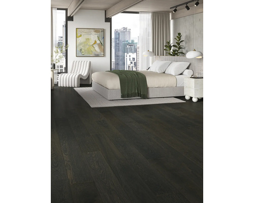 Chambre avec parquet foncé, lit et vue sur la ville