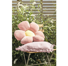 Dekorative Kissen auf einem Stuhl im Garten.