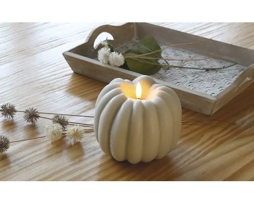 Dekoration mit LED Kürbis Kerze und Holzteller