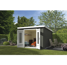 Gartenhaus mit geöffneten Doppeltüren, Rasenmäher und Gartengeräten im Inneren