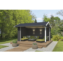 Coin salon de jardin couvert avec mobilier de détente sur une terrasse en bois