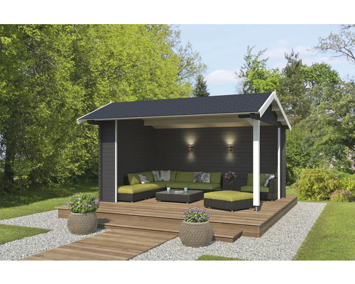 Coin salon de jardin couvert avec mobilier de détente sur une terrasse en bois