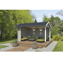 Terrasse couverte avec mobilier de jardin et pots de fleurs décoratifs