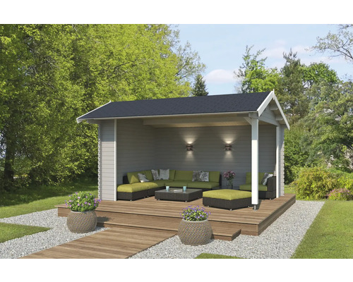 Terrasse couverte avec mobilier de jardin et pots de fleurs décoratifs
