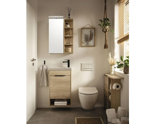 Helles Badezimmer mit Waschtisch, Spiegelschrank, Toilette und Regalen im natürlichen Design