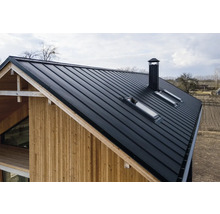 Haus mit Metalldach, Dachfenstern und Schornstein