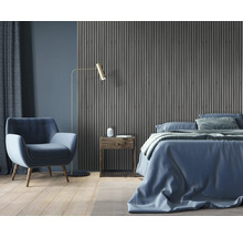 Chambre avec lit, fauteuil, lampadaire, table de chevet et panneaux muraux