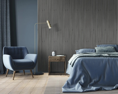 Schlafzimmer mit Bett, Sessel, Stehlampe, Nachttisch und Wandpaneelen