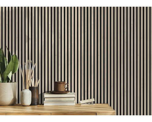 Revêtement mural décoratif avec des lamelles de bois verticales servant de toile de fond à un intérieur.