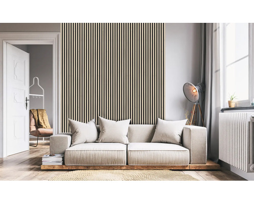 Salon avec mur en panneaux, canapé et fenêtre pour une ambiance lumineuse.