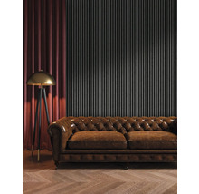 Salon avec canapé en cuir marron, lampadaire et panneaux muraux