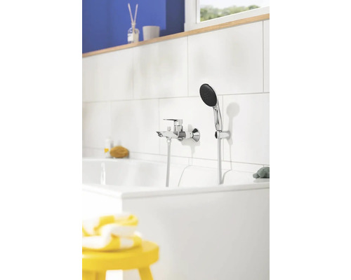 Badarmatur mit Handbrause an einer weißen Badewanne