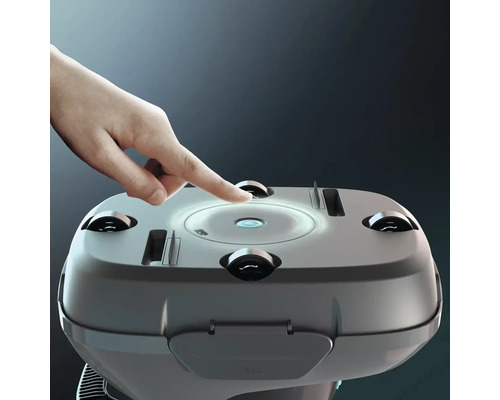 Ein Staubsaugerroboter wird mit dem Finger bedient.