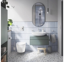 Salle de bains moderne avec WC, lavabo, miroir et carrelage