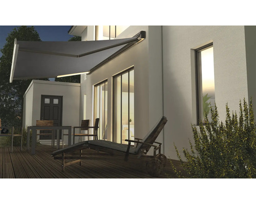Terrasse avec store, table, chaises et chaise longue