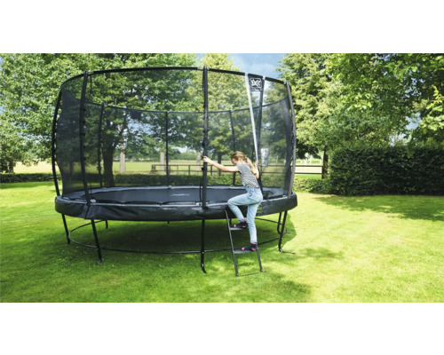 Gartentrampolin mit Sicherheitsnetz und Leiter auf einer Rasenfläche