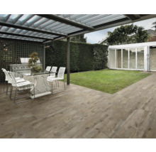 Terrasse avec barbecue, table à manger et espace jardin