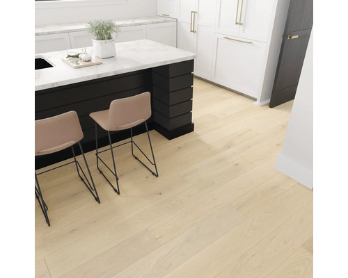 Heller Holzboden in einer Küche mit Kücheninsel und Barhockern.