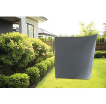 Housse de protection grise dans le jardin