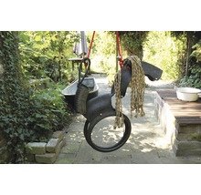 Balancelle cheval en pneu dans le jardin