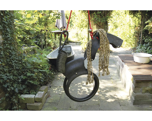 Balancelle cheval en pneu dans le jardin
