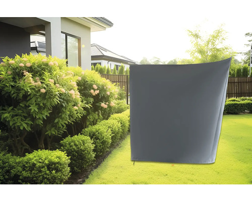 Paysage de jardin avec housse pour protéger les meubles de jardin des intempéries