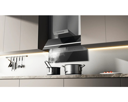 Hotte aspirante dans une cuisine moderne au-dessus de casseroles