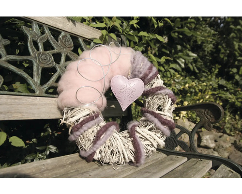 Couronne décorative avec pendentif en forme de cœur sur un banc