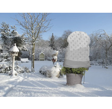 Paysage hivernal avec plante en pot et housse de protection hivernale