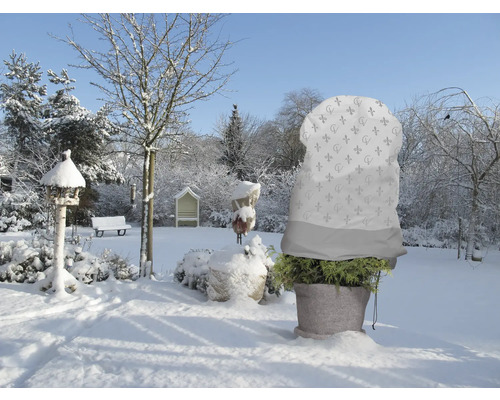 Paysage hivernal avec plante en pot et housse de protection hivernale